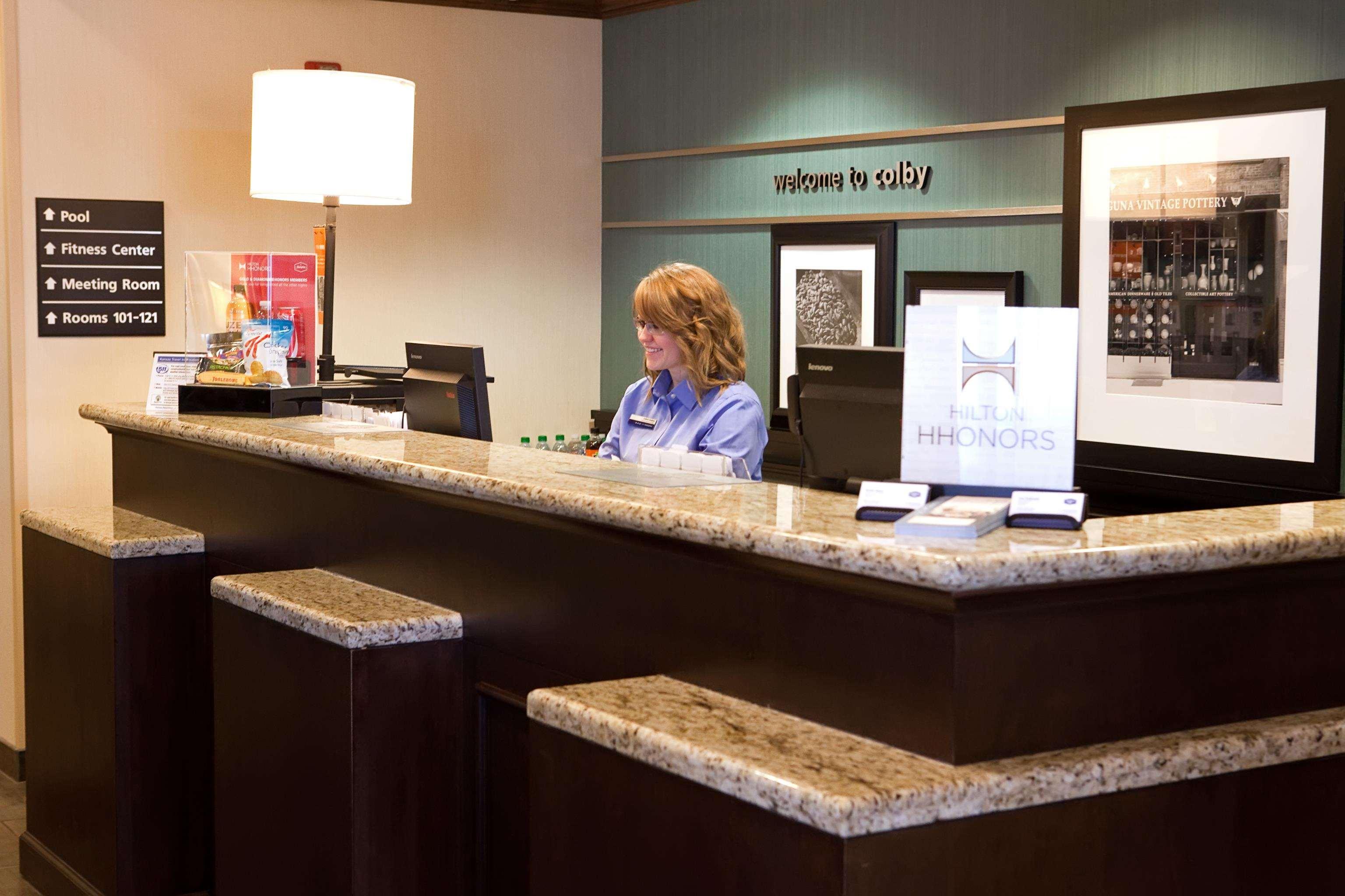 Hampton Inn Colby Ngoại thất bức ảnh